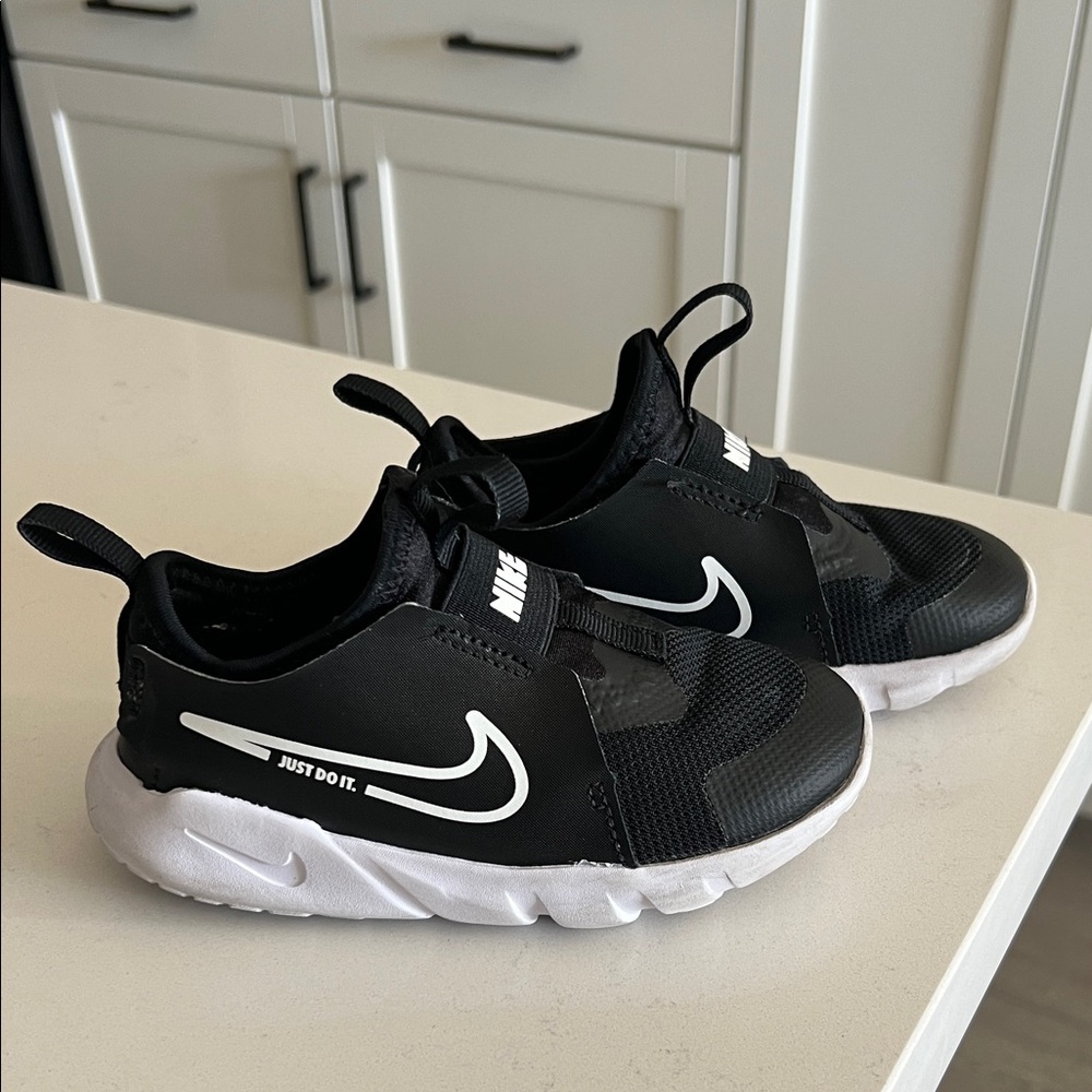 Nike Kids Black and White Flex shoe Size 9c